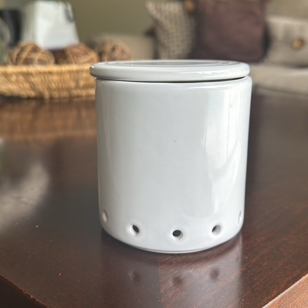Le Creuset White Ceramic Storage Jar Signature Garlic Keeper - Picture 5 of 6